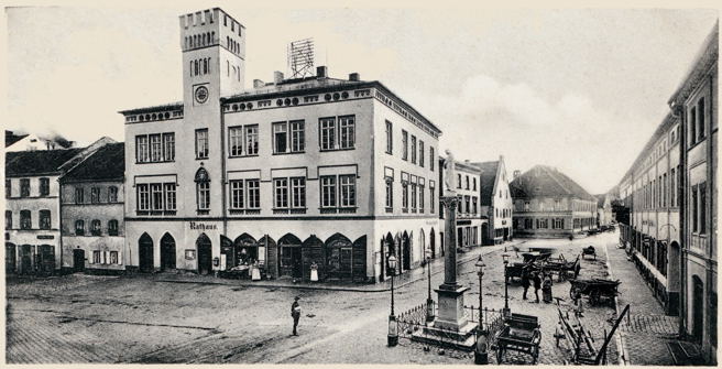 Stadtplatz mit Rathaus und Mariensule, Postkarte 17.07.1902