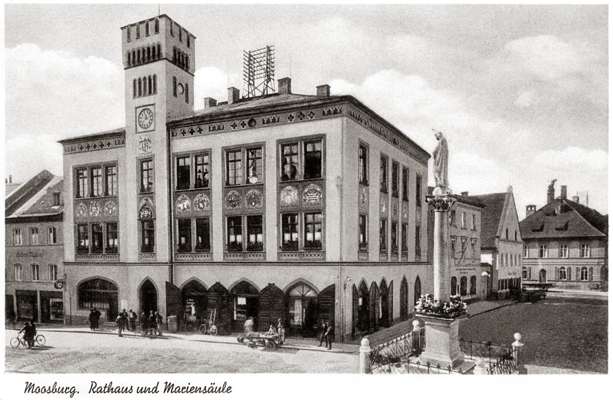 Stadtplatz mit Rathaus und Mariensule um 1940
