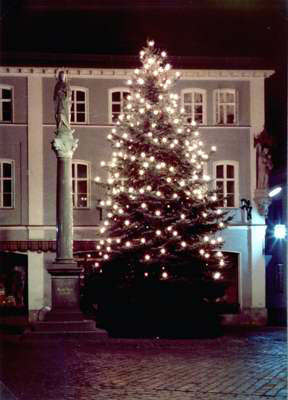 Beleuchteter Christbaum vor der Mariensule, 1983