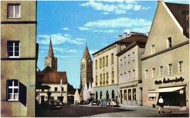 Stadtplatz, Postkarte Ende 1960er, rechts Cafe Heinrich, heute Farben Pichler