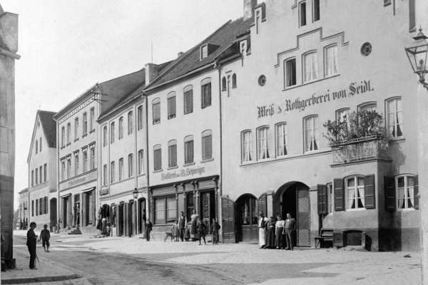 Stadtplatz 1899, ganze Huserzeile von Gast- und Weinwirtschaft Metz bis Wei- und Rothgerberei Seidl