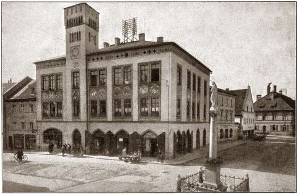 Moosburg, Stadtplatz mit Rathaus und Mariensule Ende 1920er