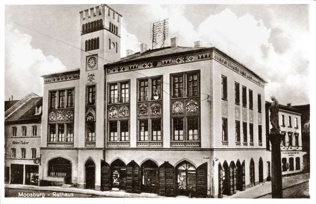 Moosburg, Stadtplatz mit Rathaus und Mariensule Ende 1920er