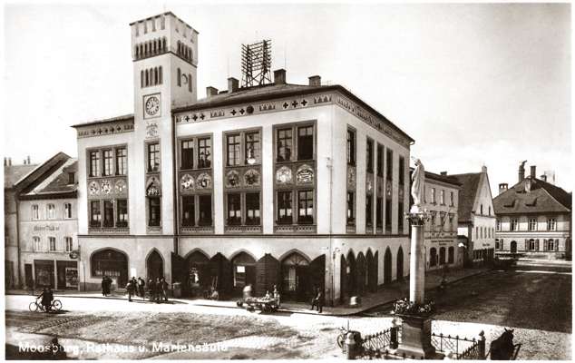 Stadtplatz mit Rathaus und Mariensule, Postkarte 19.08.1933