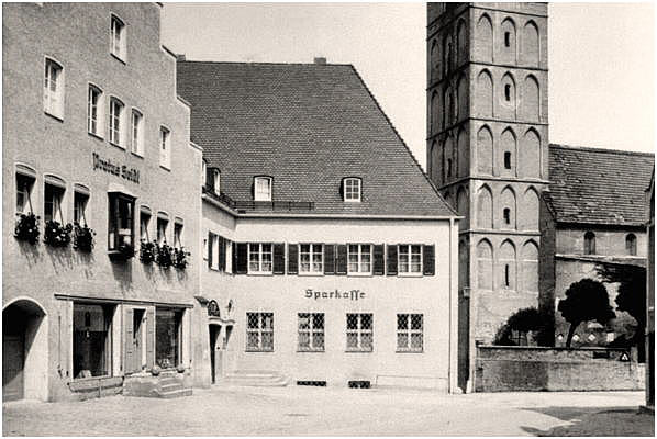 Stadtplatz, Ausschnitt Postkarte 1937, Blick zur Sparkasse, links Seidl