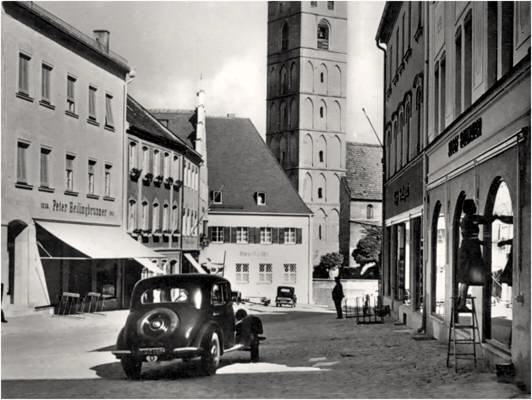 Stadtplatz, Ausschnitt Postkarte 1940, Blick zur Sparkasse, links Heilingbrunner