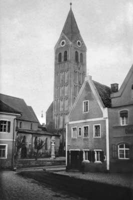 Blick zum Kriegerdenkmal 1914-18 vor der Johanniskirche in den 1920ern