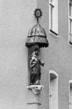Heilmaier-Haus mit kleiner Statue des hl. Christophorus, Ende 1980er