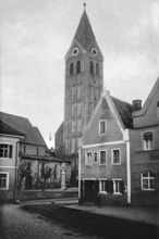 Blick zum Kriegerdenkmal 1914-18 vor der Johanniskirche in den 1920ern
