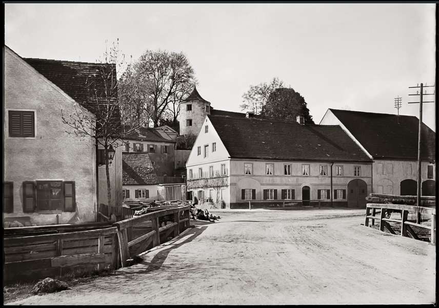 Moosburg, Landshuterstrasse, Blick zum Bauernhof Hofer, sp�ter Gasthof Schwemme, 1900